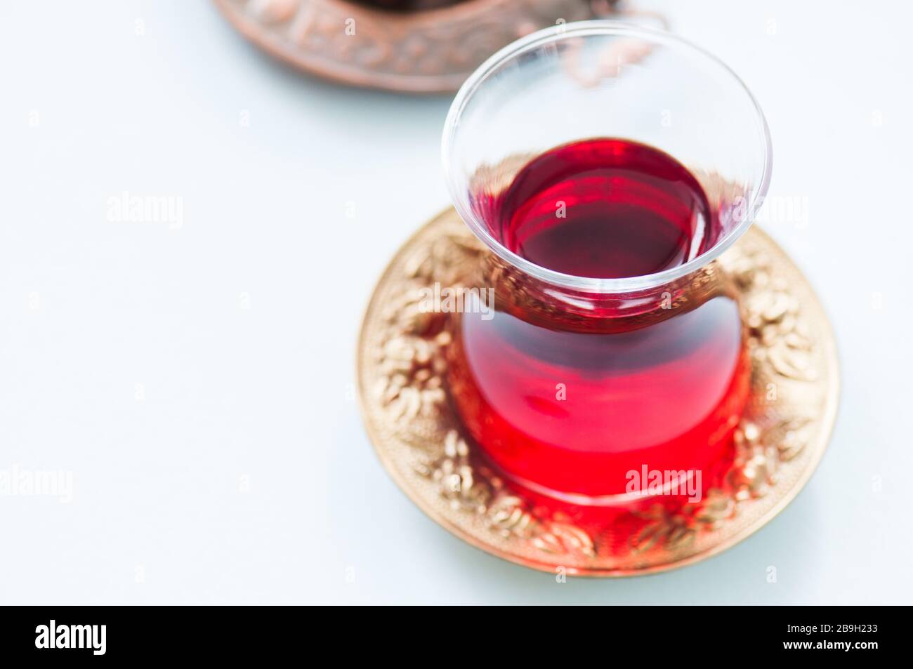 Bicchiere di tè turco rosso. Primo piano. Concetto di cultura orientale  Foto stock - Alamy