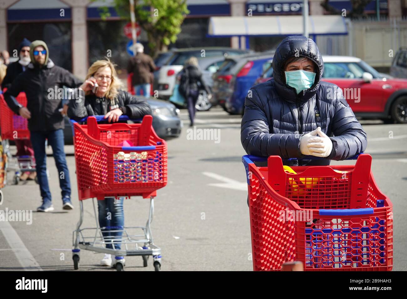 Effetti pandemici del coronavirus: Lunga coda per entrare nel supermercato per lo shopping della drogheria. Torino, Italia - Marzo 2020 Foto Stock