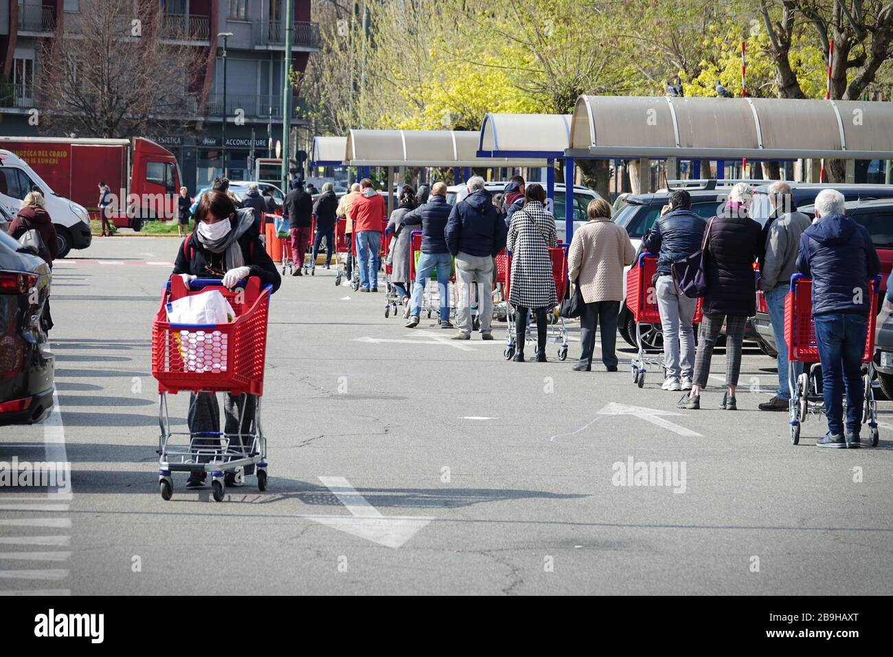 Effetti pandemici del coronavirus: Lunga coda per entrare nel supermercato per lo shopping della drogheria. Torino, Italia - Marzo 2020 Foto Stock