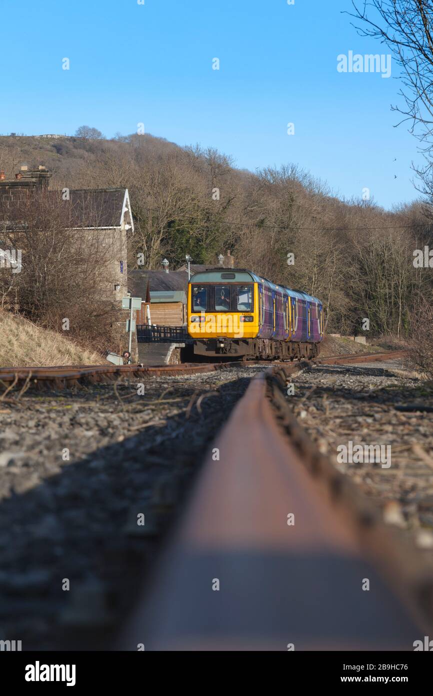 Ex treno Northern Rail classe 142 pacer treni 142060 + 142028 a Redmire, Wensleydale ferrovia il loro primo giorno di funzionamento in conservazione Foto Stock