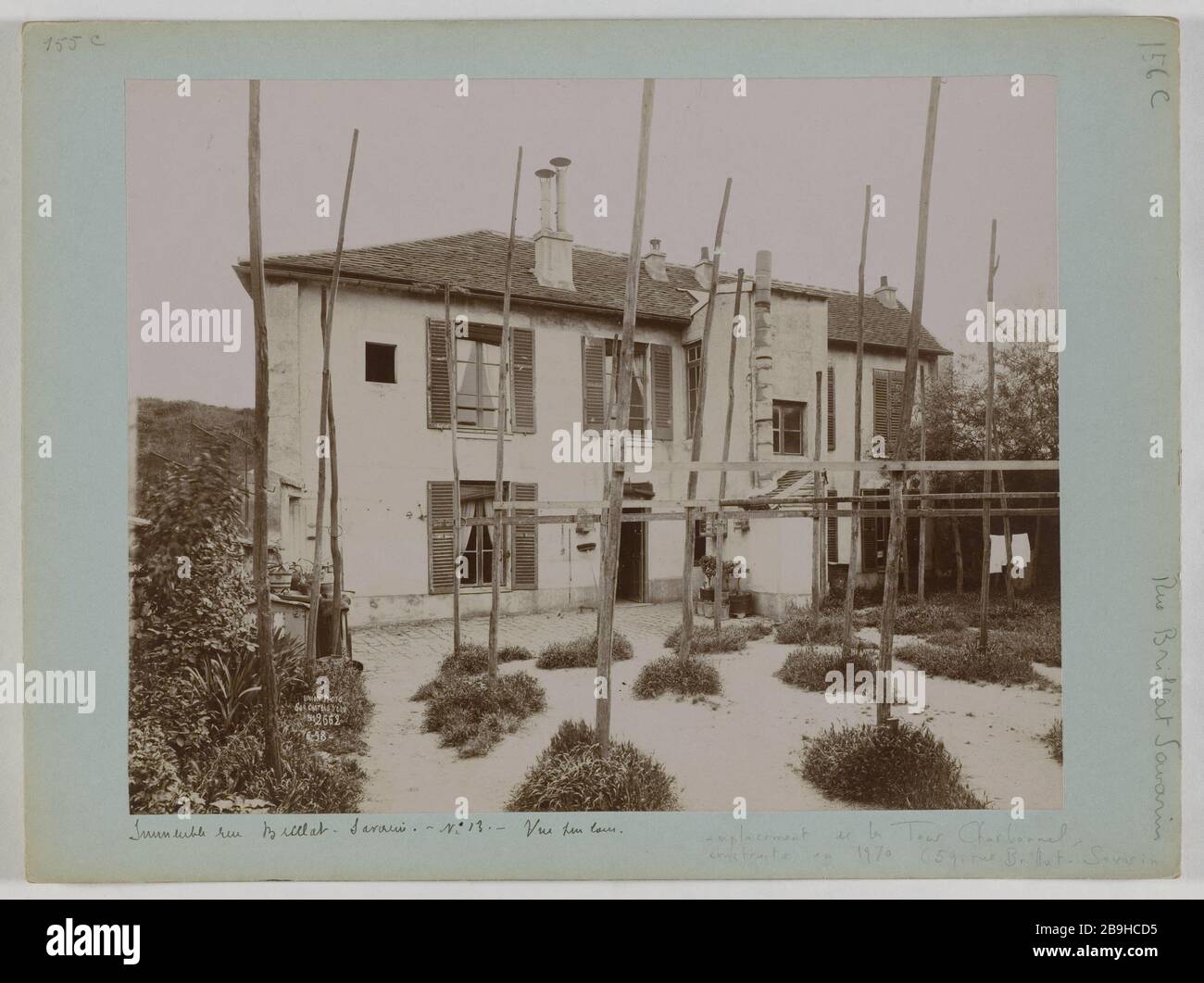 Edificio, affacciato sul cortile, 13 rue Brillat-Savarin (attuale 59 Brillat-Savarin Street posizione Charbonnel torre costruita nel 1970). Parigi (XIII arr.) Immeuble, vue sur cour, 13 rue Brillat-Savarin (actuel 59 rue Brillat-Savarin, Emplacement de la tour Charbonnel construite it 1970). Parigi (XIII ème arr.), juin 1898. Union Photographique Française. Parigi, musée Carnavalet. Foto Stock