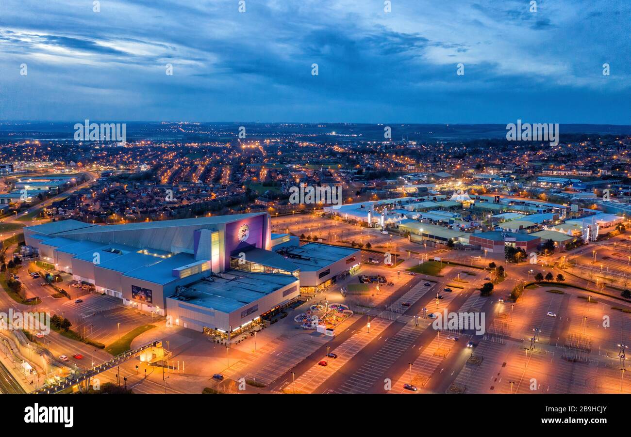 Xscape area sciistica coperta e tempo libero Castleford West Yorkshire vicino allo svincolo 32 e al punto vendita, fotografia aerea al crepuscolo Foto Stock