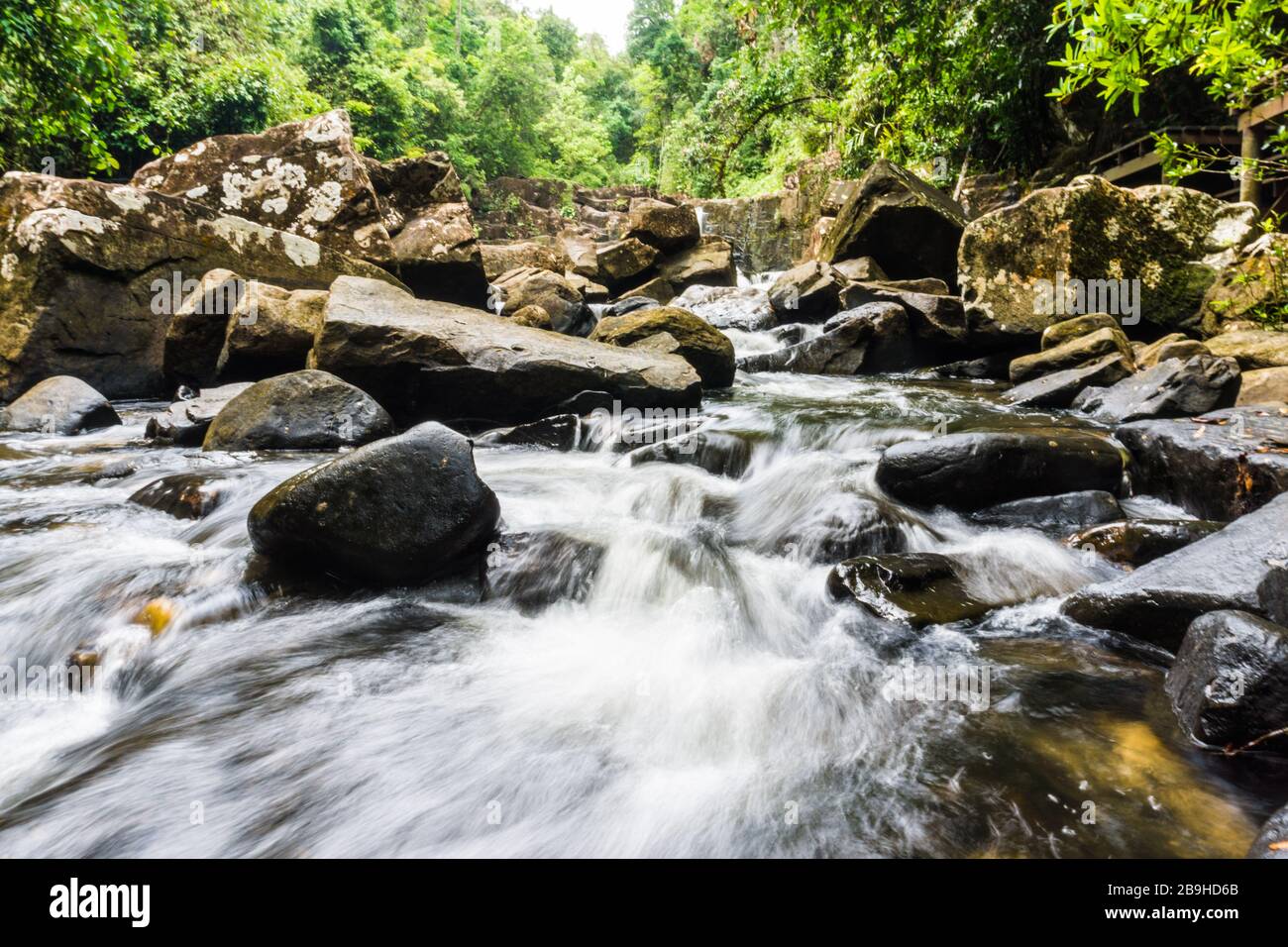 Cascate di Klong Yai Kee nella foresta pluviale tropicale nell'isola di Koh Kood, Thailandia Foto Stock