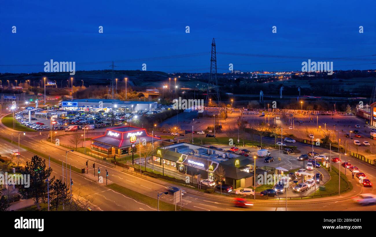 Il MC Donald's e Pizza Hut fast food e take away allo svincolo 32 Castleford West Yorkshire. Vicino alla M62 West Yorkshire Motors Ford e Xscape Foto Stock