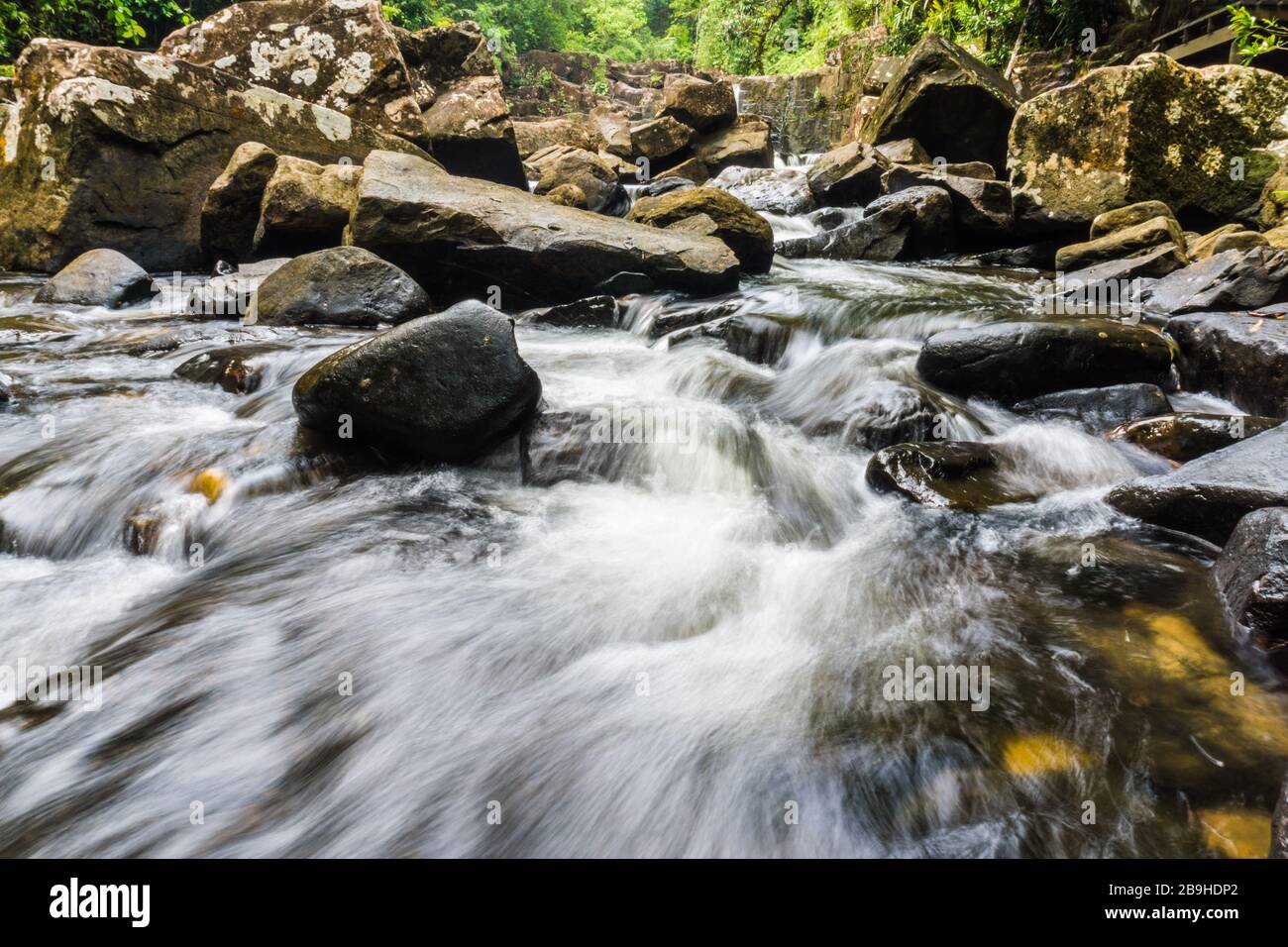 Cascate di Klong Yai Kee nella foresta pluviale tropicale nell'isola di Koh Kood, Thailandia Foto Stock
