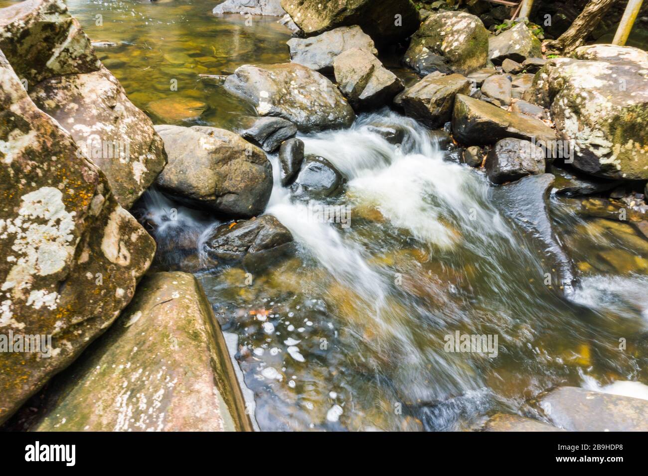 Cascate di Klong Yai Kee nella foresta pluviale tropicale nell'isola di Koh Kood, Thailandia Foto Stock