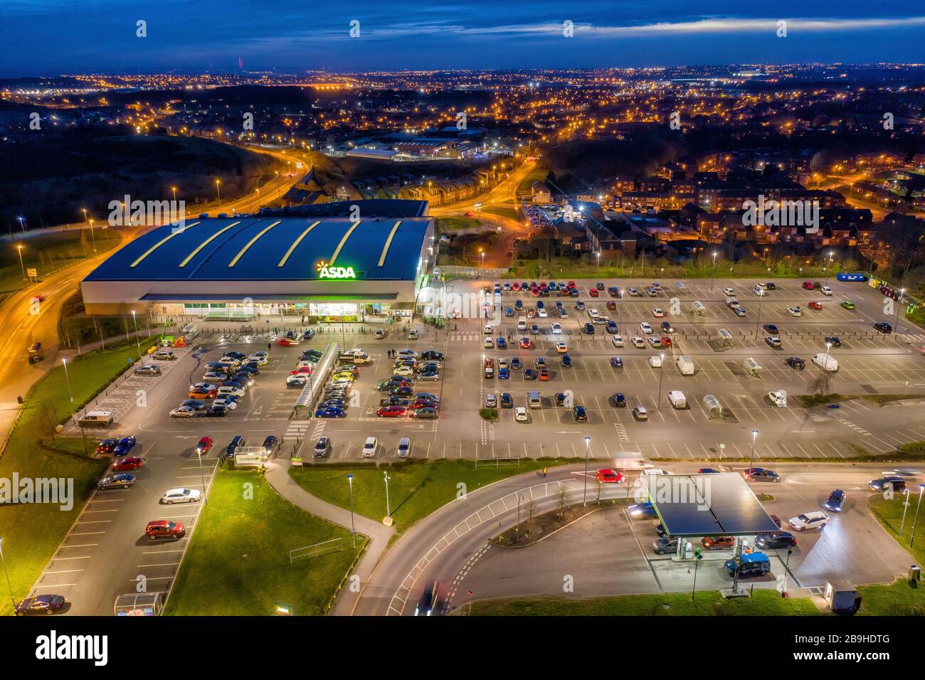 Asda Retail Superstore Glasshoughton Castleford West Yorkshire vicino allo svincolo 32 della M62. Foto al crepuscolo di un drone Foto Stock