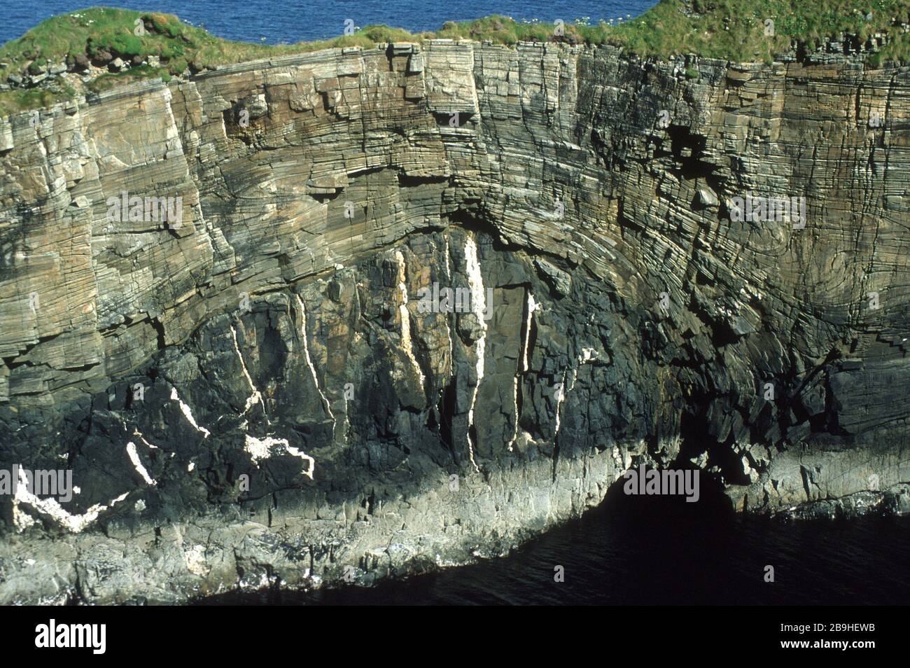 La costa frastagliata della contea del Nord Mayo, Irlanda, lungo il percorso della Wild Atlantic Way, mostra chiaramente la sua formazione geologica. Foto Stock