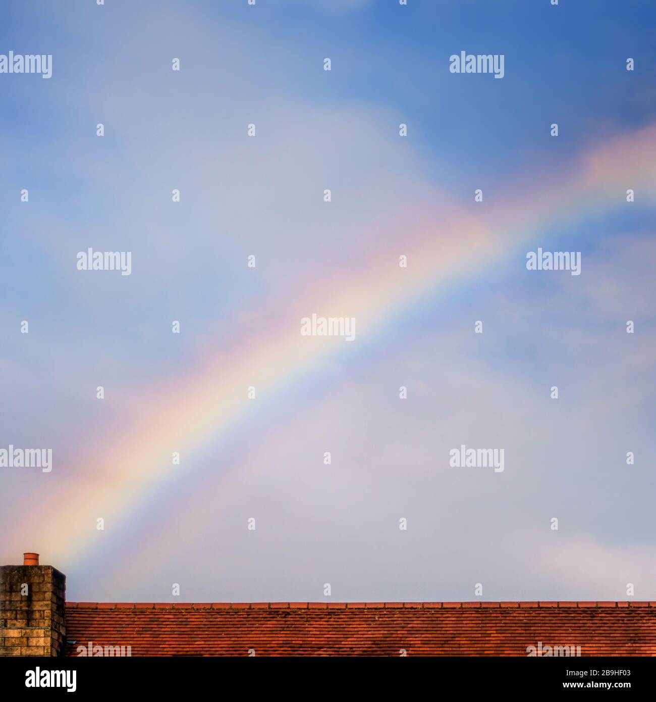 La fine dell'arcobaleno sembra entrare nel camino, Regno Unito Foto Stock