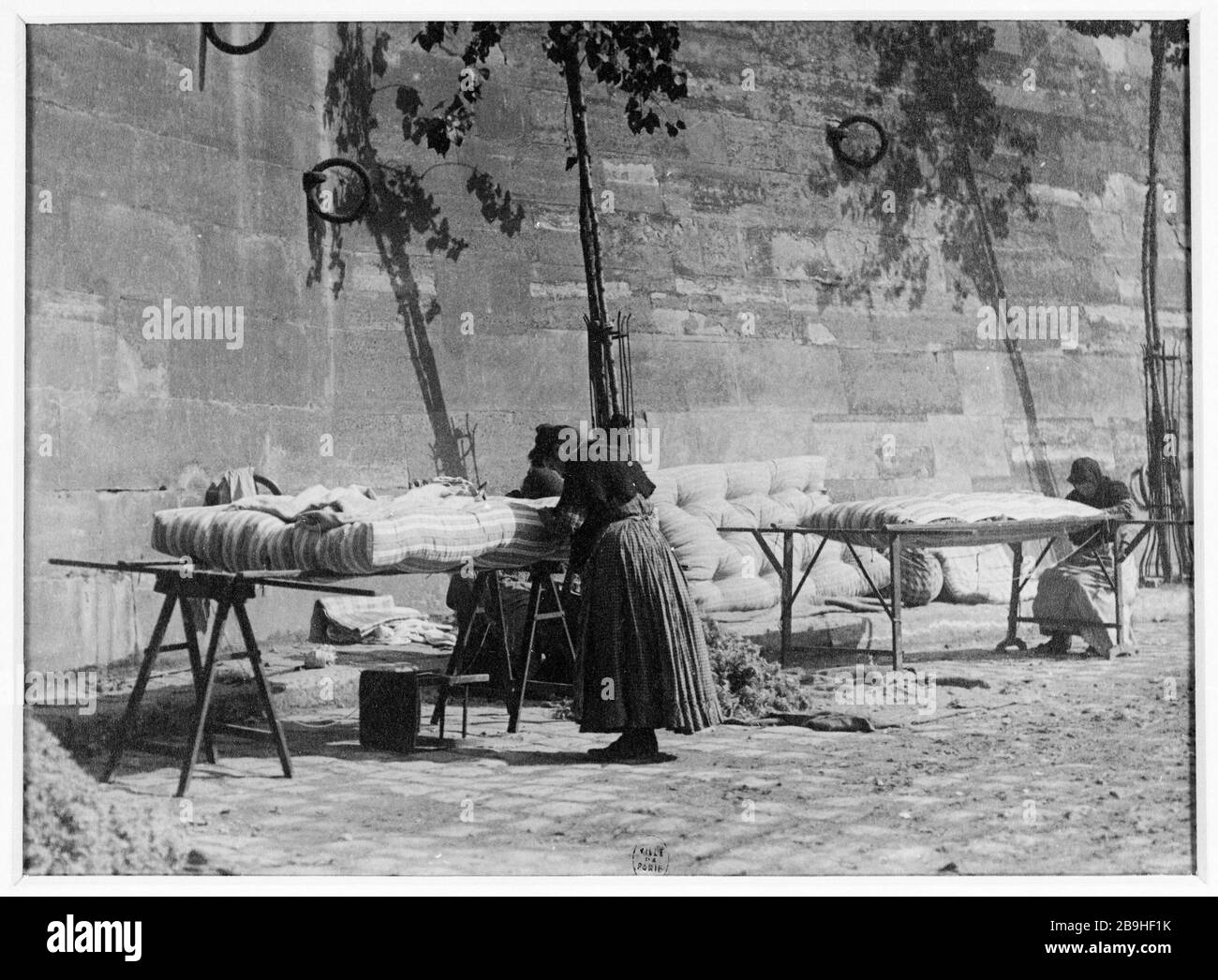 MATELASSIERES Matelassières. Parigi, vers 1900. Photographie de Louis Vert (1865-1924). Parigi, musée Carnavalet. Foto Stock