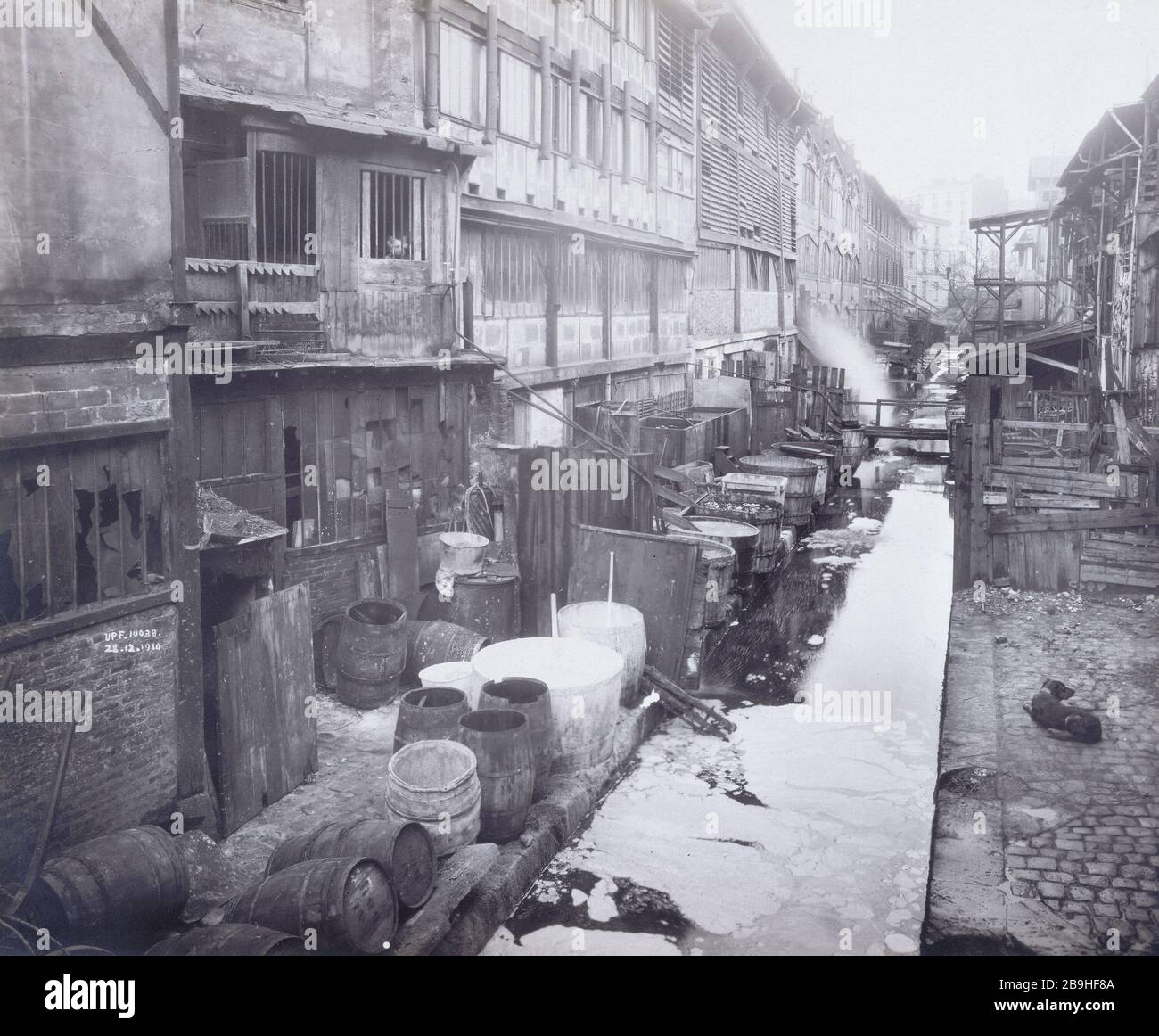 BIEF GOBLIN Bief des Godelins, (Rive gauche), vue générale pry du Passage Moret. Parigi (XIII ème arr.). Union Photographique Française, décembre 1910. Parigi, musée Carnavalet. Foto Stock