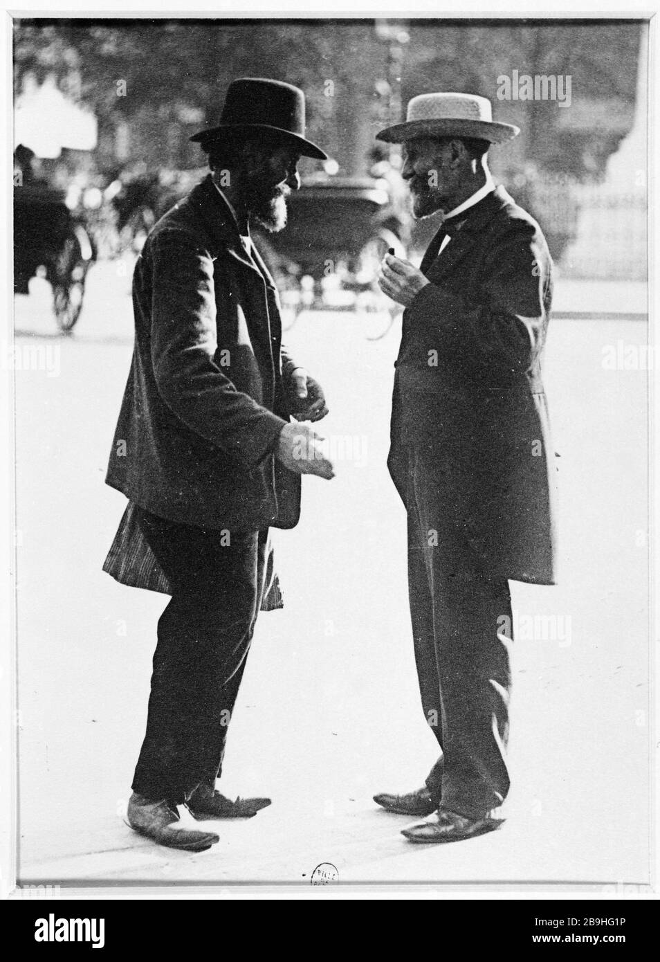 DUE UOMINI CONVERSANT Deux hommes conversant. Parigi, vers 1900. Photographie de Louis Vert (1865-1924). Parigi, musée Carnavalet. Foto Stock