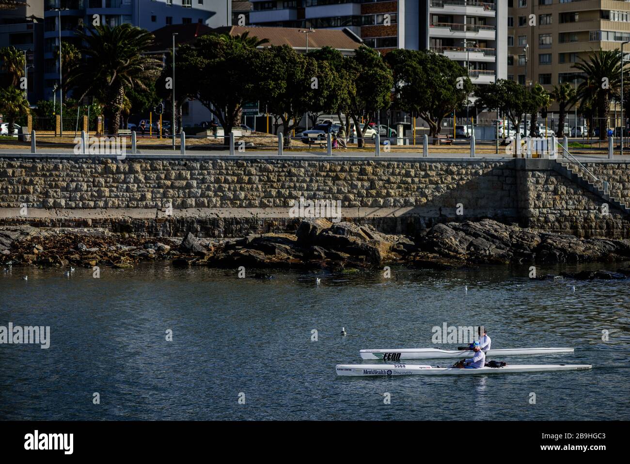 Canoista di mare che ritorna al Mouille Point atterrando nella città costiera sudafricana di Città del Capo dopo aver remato nelle calme acque dell'Atlantico Foto Stock