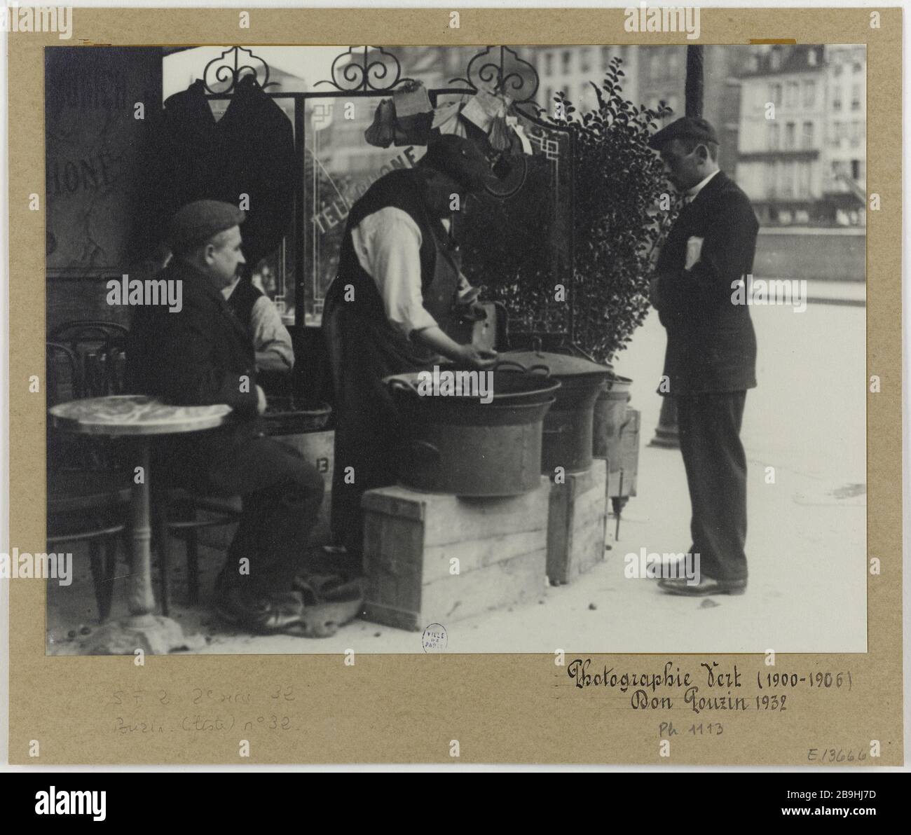 Merchant Brown Marchand de Marrons. Photographie de Louis Vert (1865-1924). Gélatino-bromure sur velours papier. Entre 1900 e 1906. Parigi, musée Carnavalet. Foto Stock