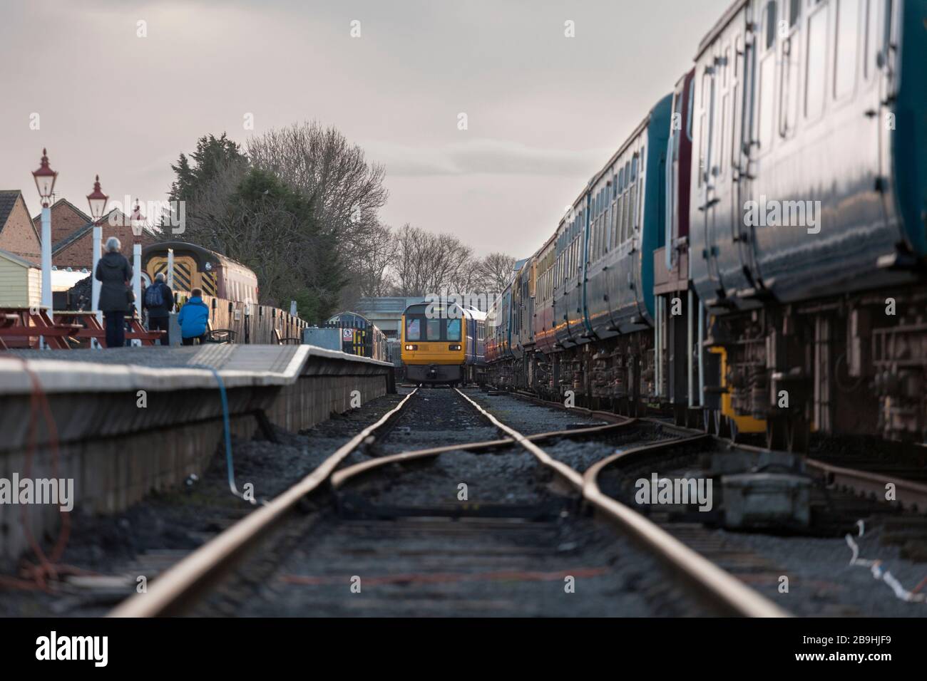 Ex treno Northern classe 142 pacer treni 142028 + 142060 arrivare Leeming Bar, Wensleydale ferrovia dopo il loro primo giorno di funzionamento in conservazione Foto Stock