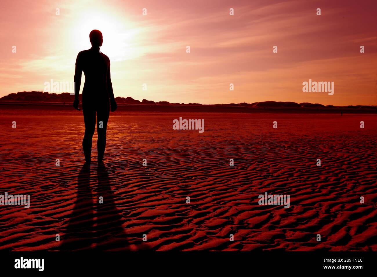 Un altro luogo è un pezzo di scultura moderna di Sir Antony Gormley situato a Crosby Beach a Merseyside, Inghilterra.UK Foto Stock