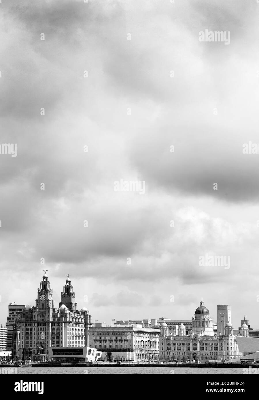 Il famoso e storico Royal Liver Building a Pier Head sul lungomare di Liverpool, Inghilterra, Regno Unito Foto Stock