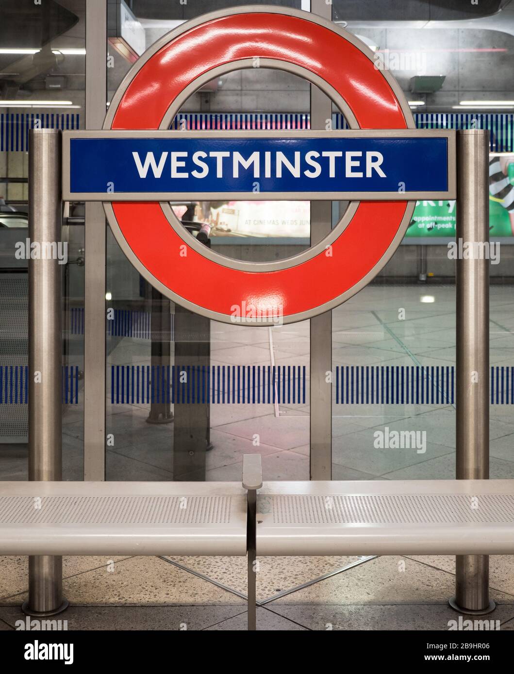 Cartello della stazione della metropolitana di Westminster. Metropolitana di Londra sulla piattaforma della stazione metropolitana di Westminster sulla Jubilee Line. Foto Stock