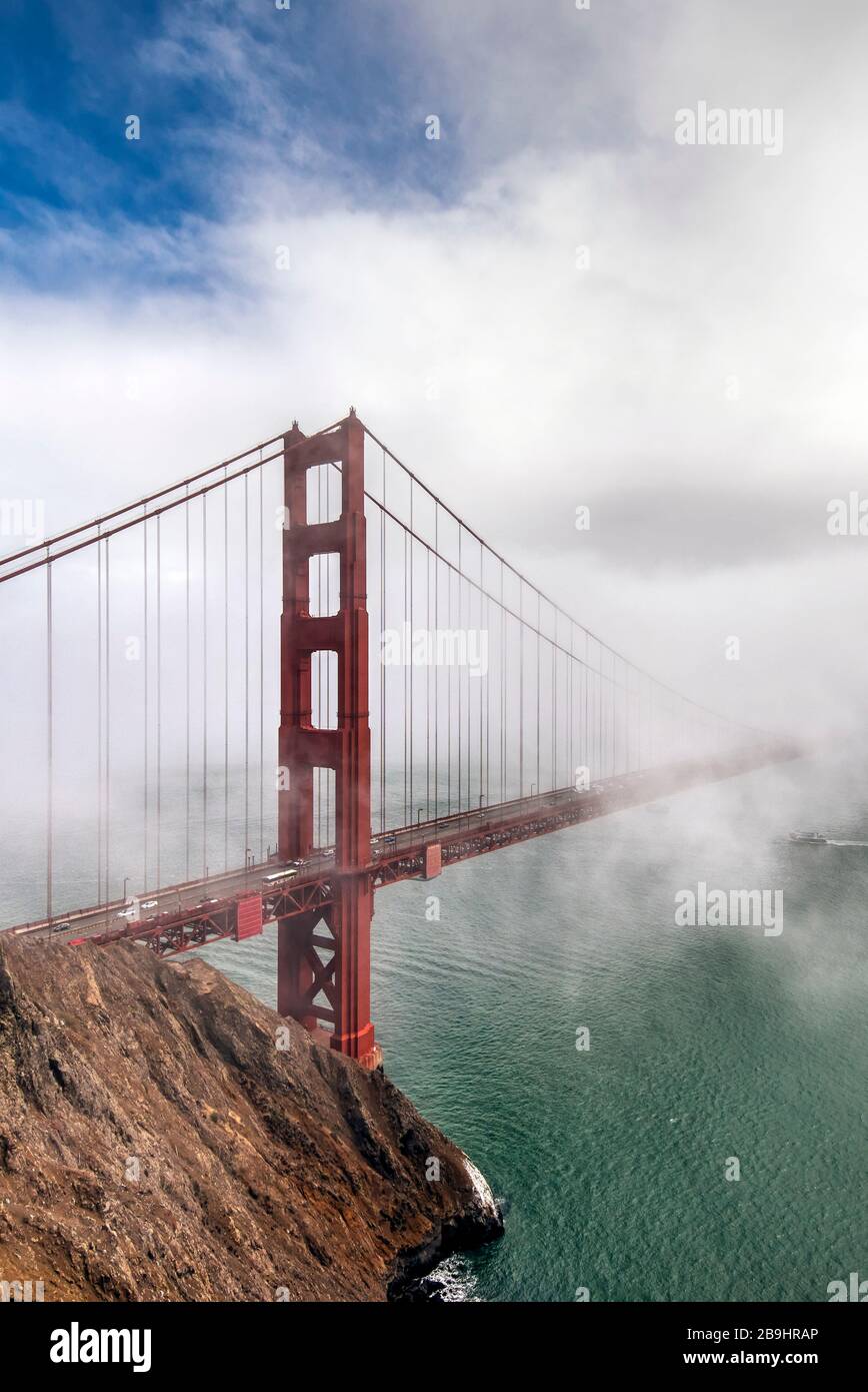 Il Golden Gate Bridge in un giorno di nebbia, San Francisco, California, Stati Uniti d'America Foto Stock