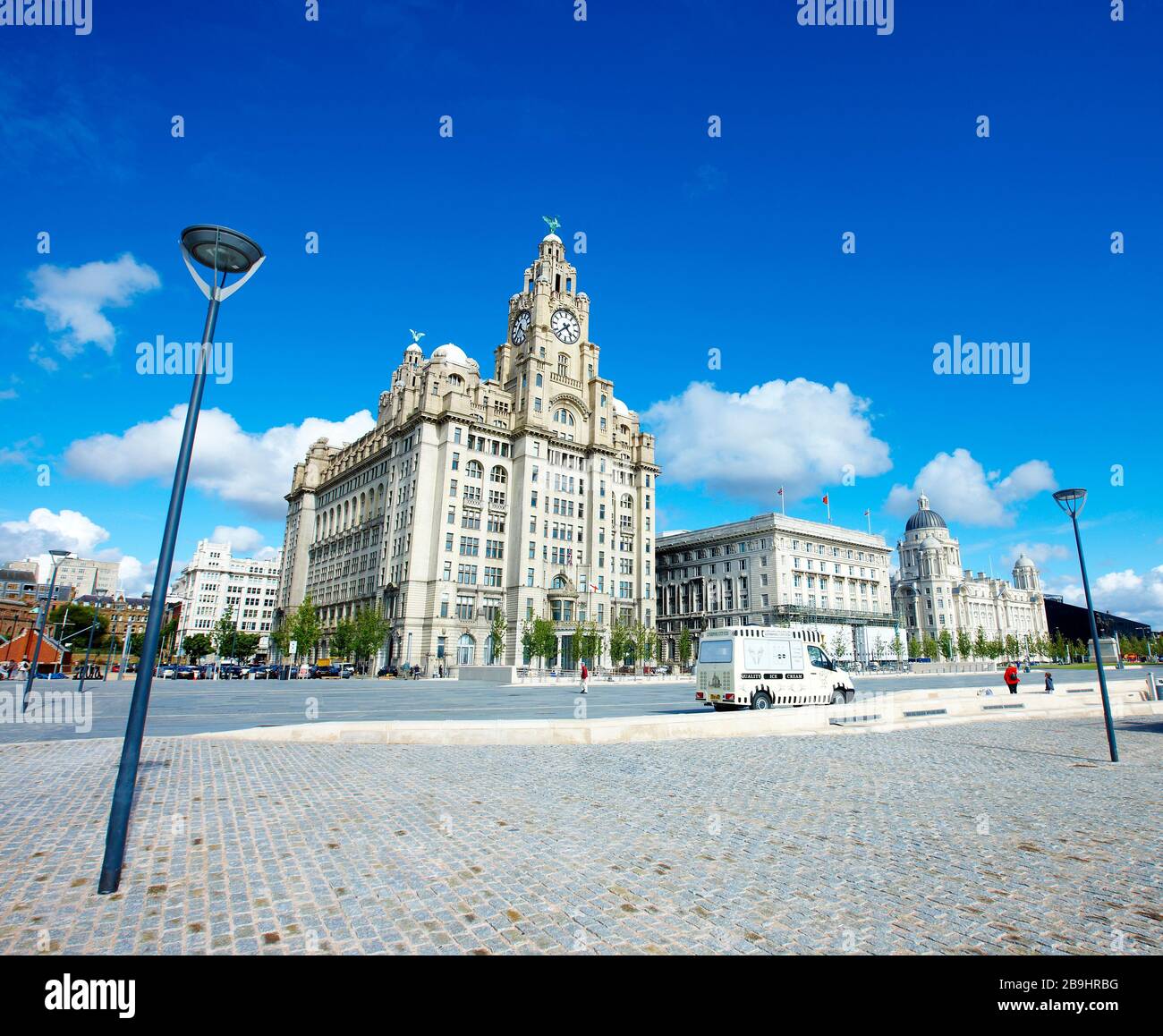 Il famoso e storico Royal Liver Building a Pier Head sul lungomare di Liverpool, Inghilterra, Regno Unito Foto Stock