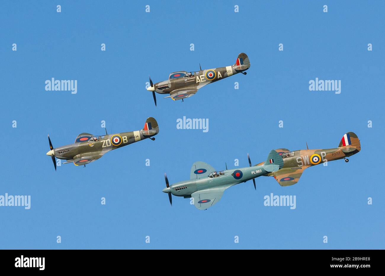 1943 Spitfire Mk IX, 1942 Spitfire Mk XI, 1943 Spitfire Mk V, 1940 Hawker Hurricane Mk i, Goodwood Revival 2018, West Sussex UK Foto Stock