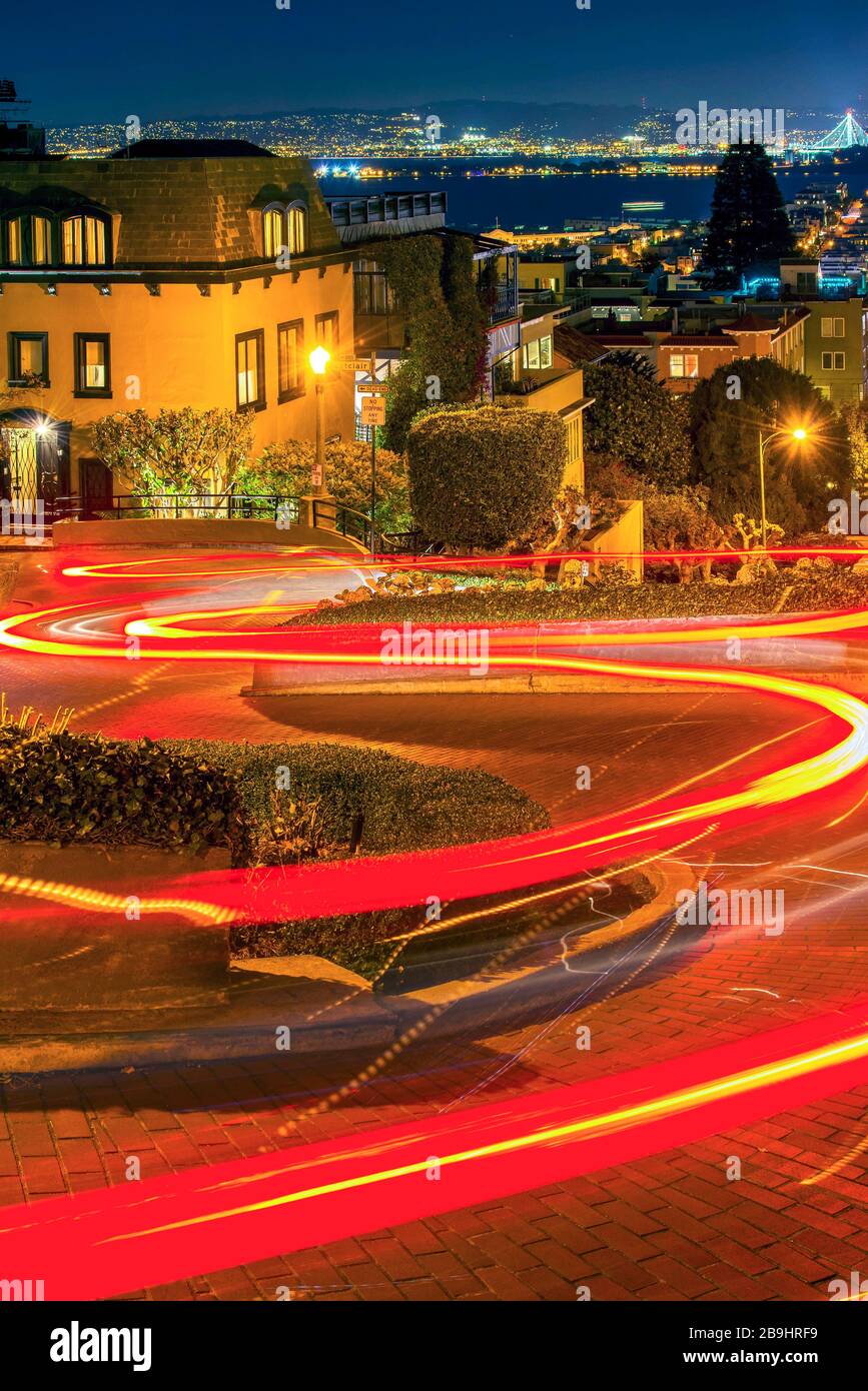 Luci del percorso in auto di notte in Lombard Street, San Francisco, California, Stati Uniti Foto Stock