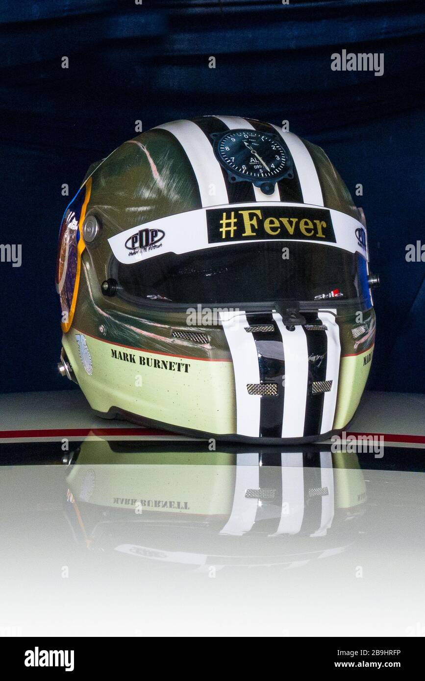 Casco per piloti di auto da corsa seduto sul tetto di un'auto, GRRC 76a riunione dei membri, Goodwood, West Sussex Foto Stock