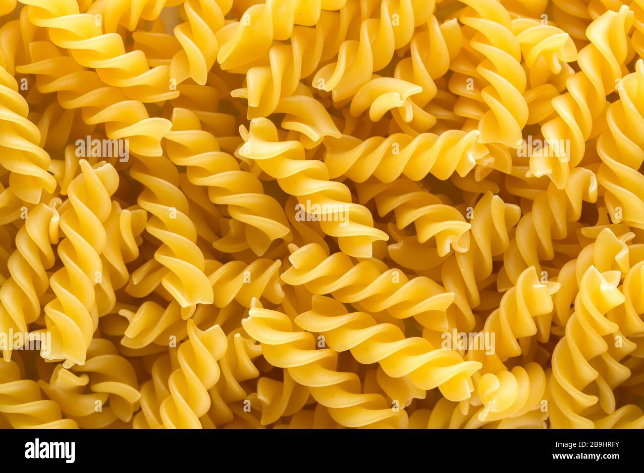 Pasta fusilli italiana di fondo. Spirale di pasta dall'alto Foto Stock