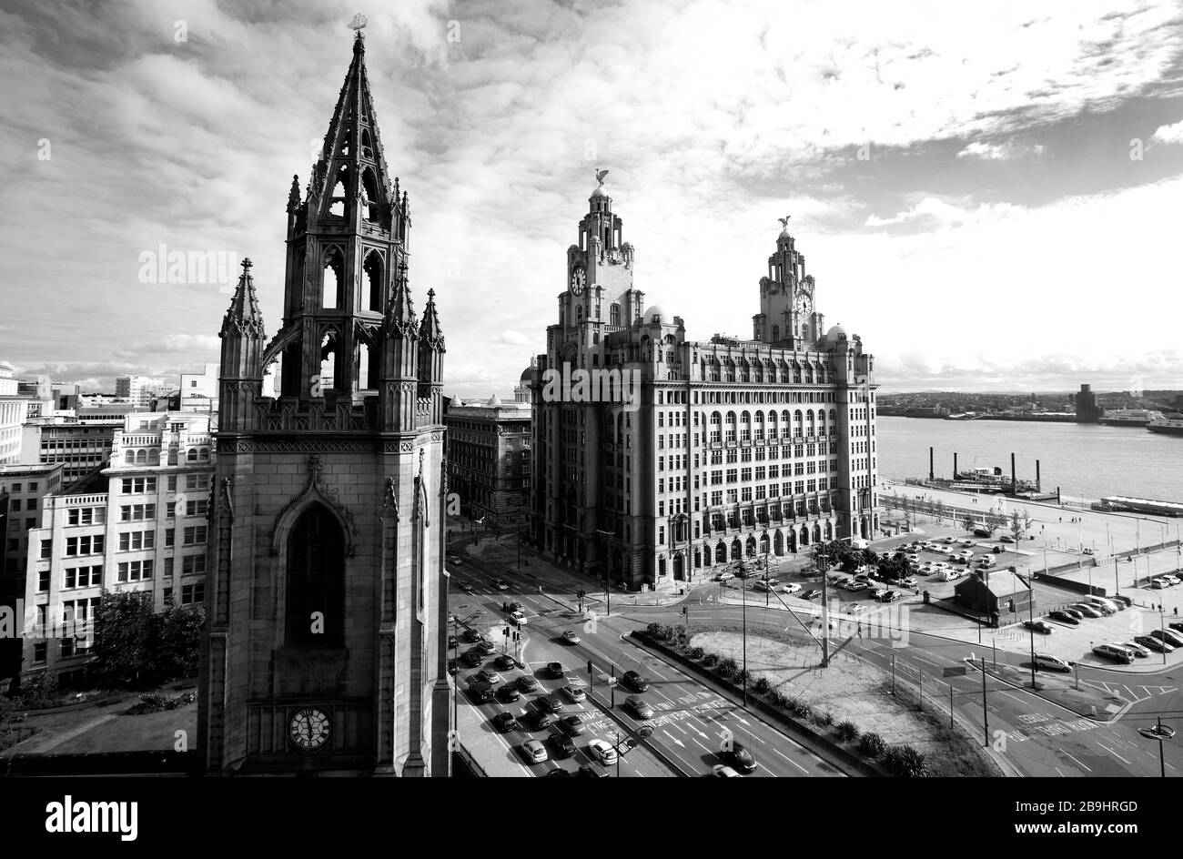 Il famoso e storico Royal Liver Building a Pier Head sul lungomare di Liverpool, Inghilterra, Regno Unito Foto Stock