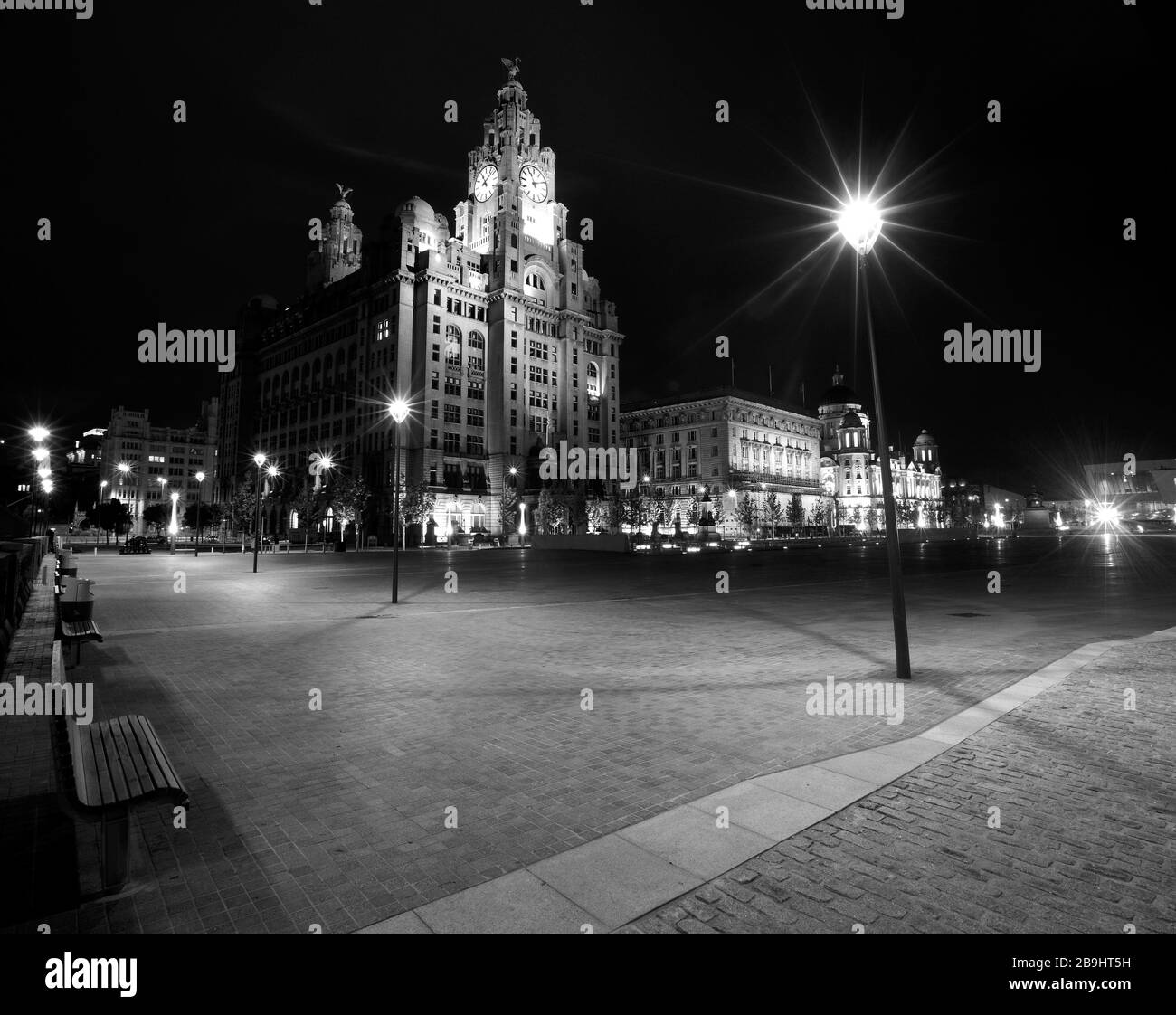 Il famoso e storico Royal Liver Building a Pier Head sul lungomare di Liverpool, Inghilterra, Regno Unito Foto Stock