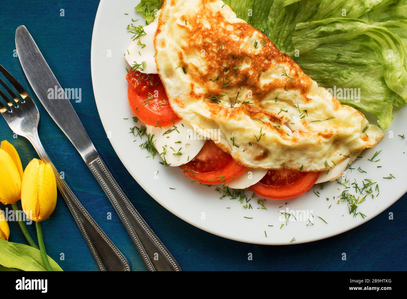 Colazione con frittata colorata con mozzarella e pomodoro Foto Stock