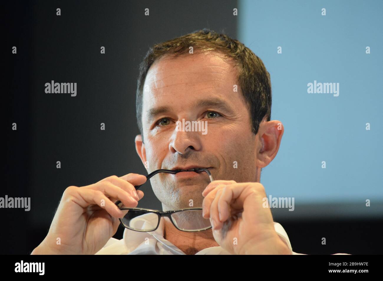 Gli uomini e le donne ribelli protestano contro i politici socialisti alla loro università estiva nel settembre 2016 a la Rochelle. Foto Stock