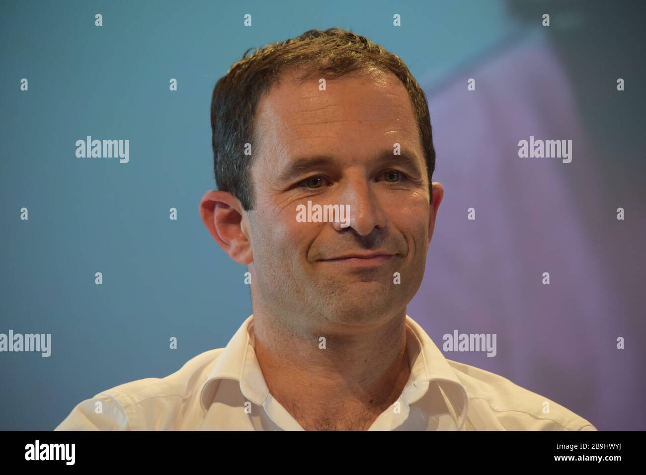 Gli uomini e le donne ribelli protestano contro i politici socialisti alla loro università estiva nel settembre 2016 a la Rochelle. Foto Stock