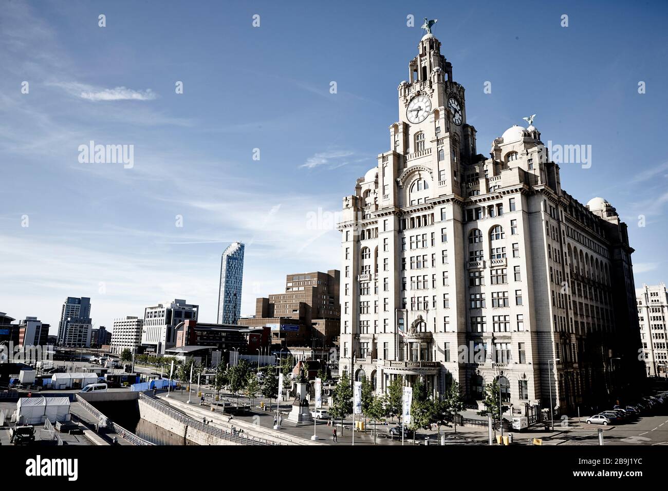 Il famoso e storico Royal Liver Building a Pier Head sul lungomare di Liverpool, Inghilterra, Regno Unito Foto Stock