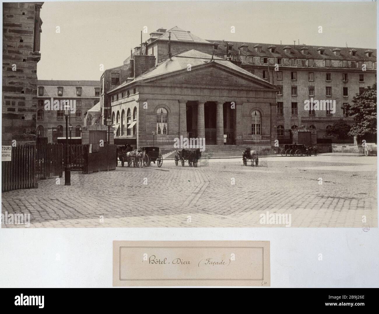 OLD HOTEL-DIEU (FRONTE E PORTALE) 'Ancien Hôtel-Dieu (façade et portail), vers 1865', IVème arr.. Photographie de Charles Marville (1813-1879). Parigi, musée Carnavalet. Foto Stock