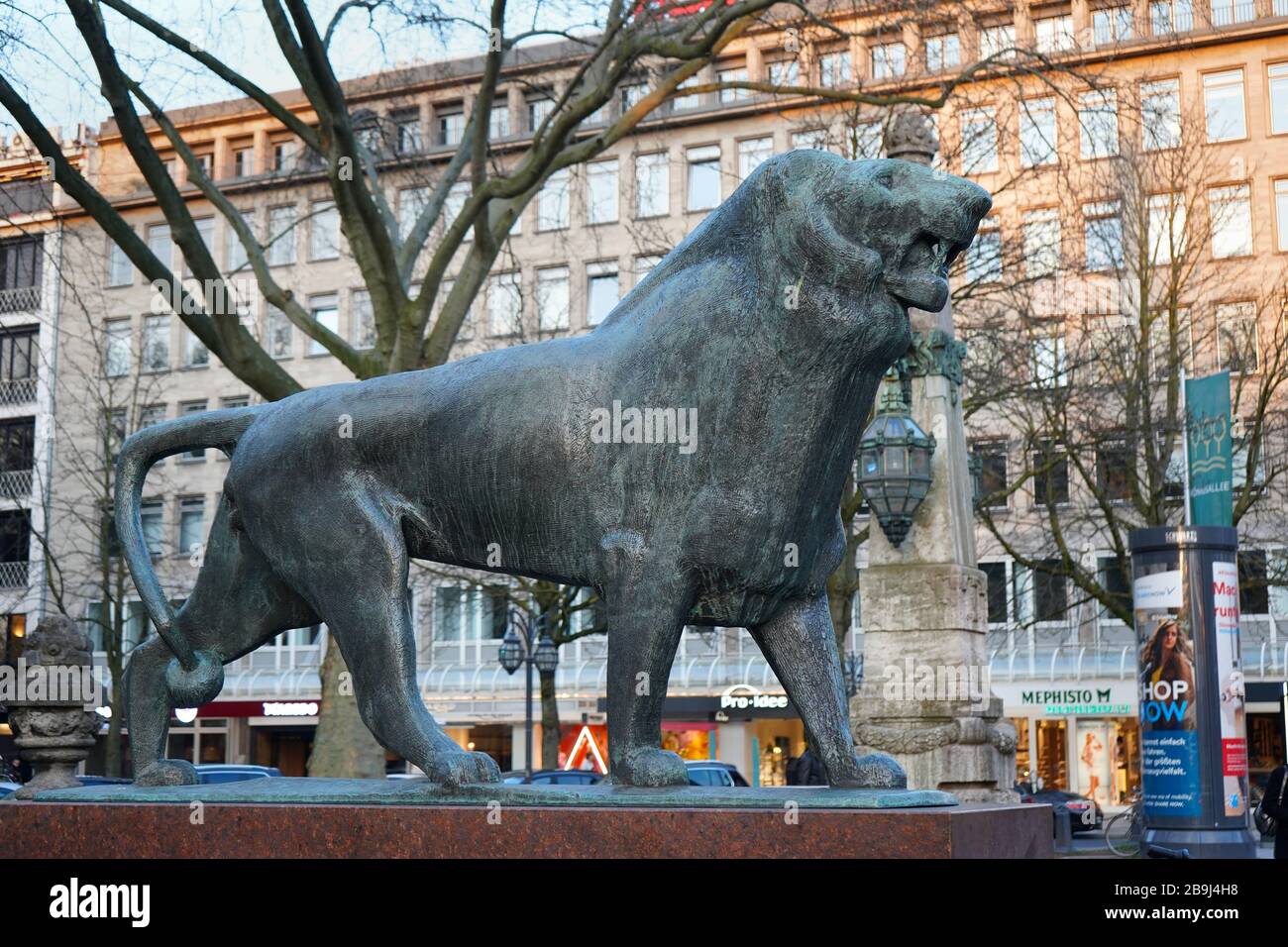 La scultura in bronzo Bergischer Löwe (Leone Bergisch), l'animale araldico di Düsseldorf in Germania, è stata inaugurata il 14 settembre 1963. Foto Stock