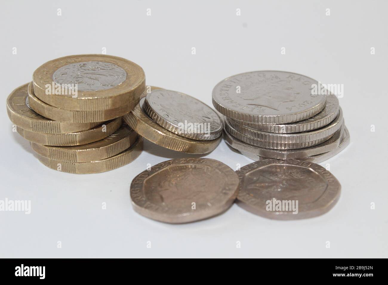 Moneta britannica monete da sterlina £1 e dieci banconote da sterlina, £10, banconote da venti sterline £20 sterline Foto Stock