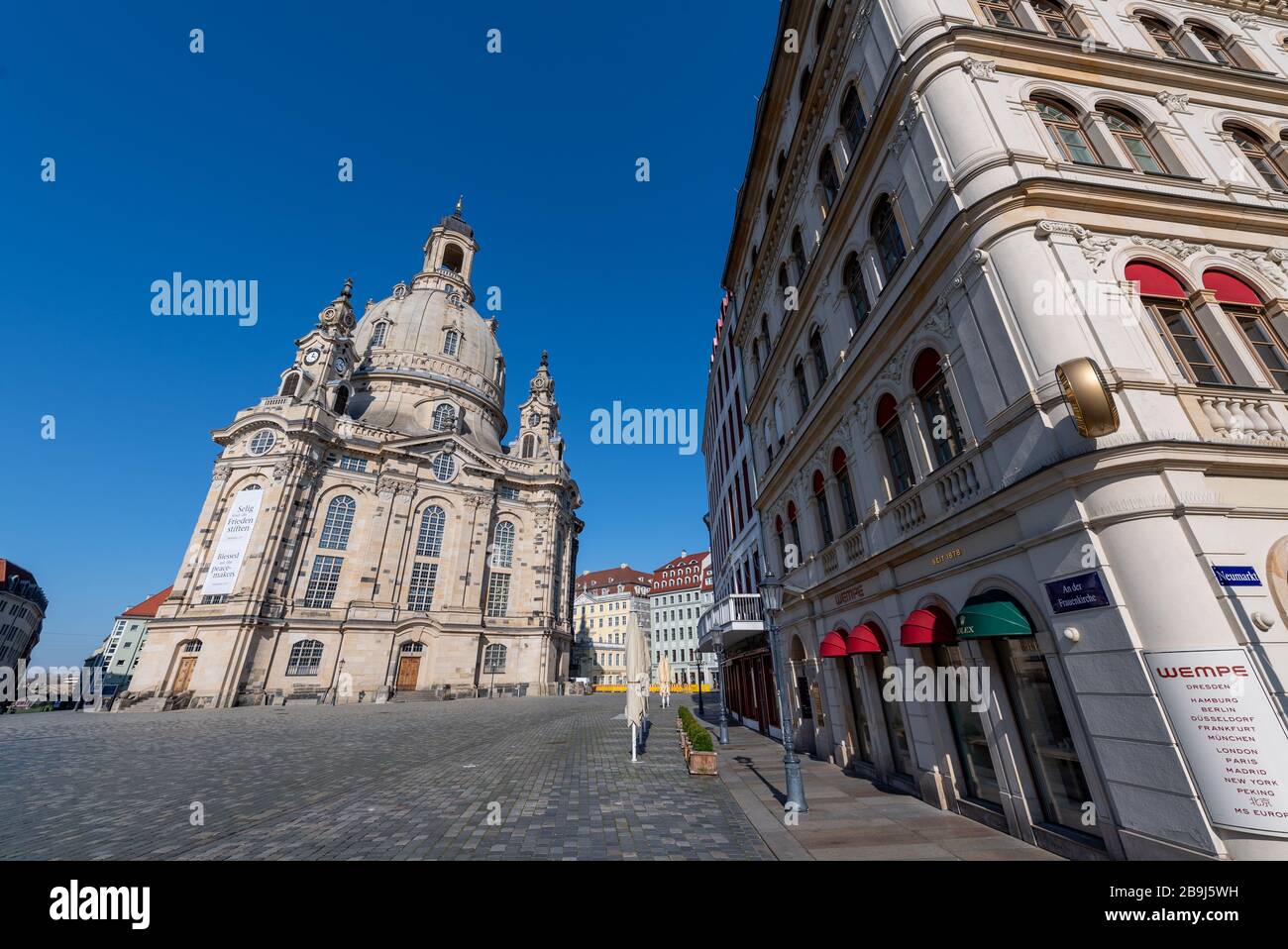 24 marzo 2020, Sassonia, Dresda: Il Neumarkt di fronte alla Frauenkirche è deserto. Per contenere il coronavirus, la Sassonia ora vieta tutte le riunioni di tre o più persone in pubblico. Foto: Robert Michael/dpa-Zentralbild/dpa Foto Stock
