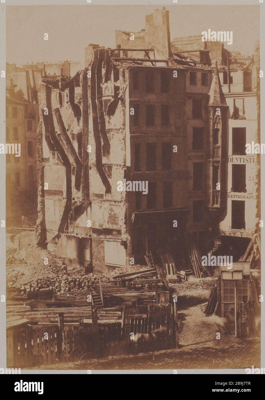 DEMOLITION PLACE HOTEL CITTÀ, 4 ° DISTRETTO, PARIGI Démolitions, Place de l'Hôtel de Ville. Parigi (IVème arr.), 1852. Photographie de Jean-Louis Henri le Secq des Tournelles, dit Henri le Secq (1818-1882). Parigi, musée Carnavalet. Foto Stock