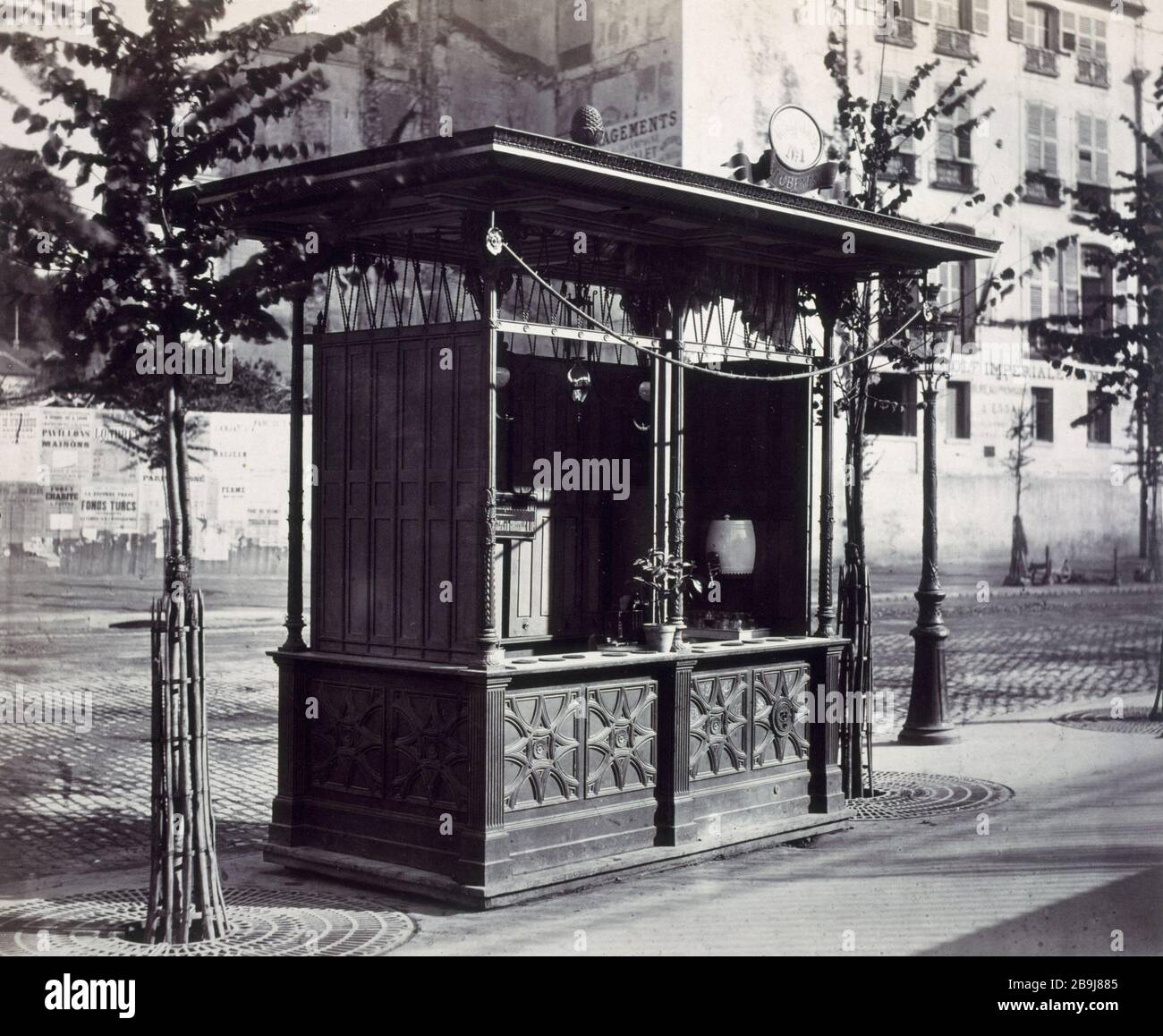 CHIOSCO DI RISTORO: TRINK-HALL, LEGNO E CAST (AZIENDA FONROBERT) 'Kiosque buvette : Trink-Halles, menuiserie et fonte (compagnie Fonrobert). Débit de boissons gazeuses, boulevard Saint-Michel, devant le jardin du Luxembourg - vers 1870', Vème arr.. Photographie de Charles Marville (1813-1879). Parigi, musée Carnavalet. Foto Stock