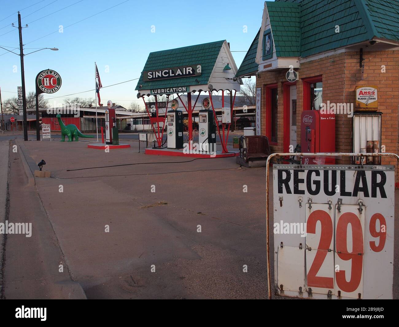 Restaurato primo distributore di benzina americano a Snyder, Texas mostrando prezzi del gas molto bassi. Foto Stock
