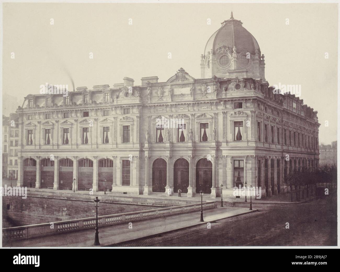 PARIGI - LA CORTE DEL COMMERCIO Tribunal du Commerce. Photographie de Charles Marville (1813-1879). Parigi, musée Carnavalet. Foto Stock