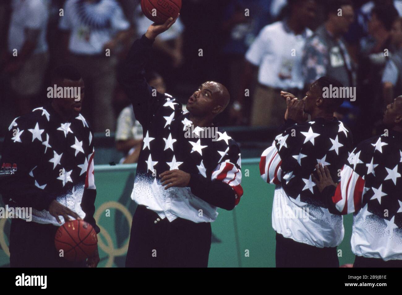 Atlanta, Stati Uniti. 24 marzo 2020. Primo: Lug 22, 1996 Sport, basket, uomini, Olimpiadi maschili, Olimpiadi estive, Atlanta, 96, 1996, vecchie immagini, USA vince la medaglia d'oro USA - Argentina 96:68 Charles Wade Barkley, a metà figura, a terra, più di 20,000 punti nel NBA, Hall of Fame | utilizzo Worldwide Credit: dpa/Alamy Live News Foto Stock