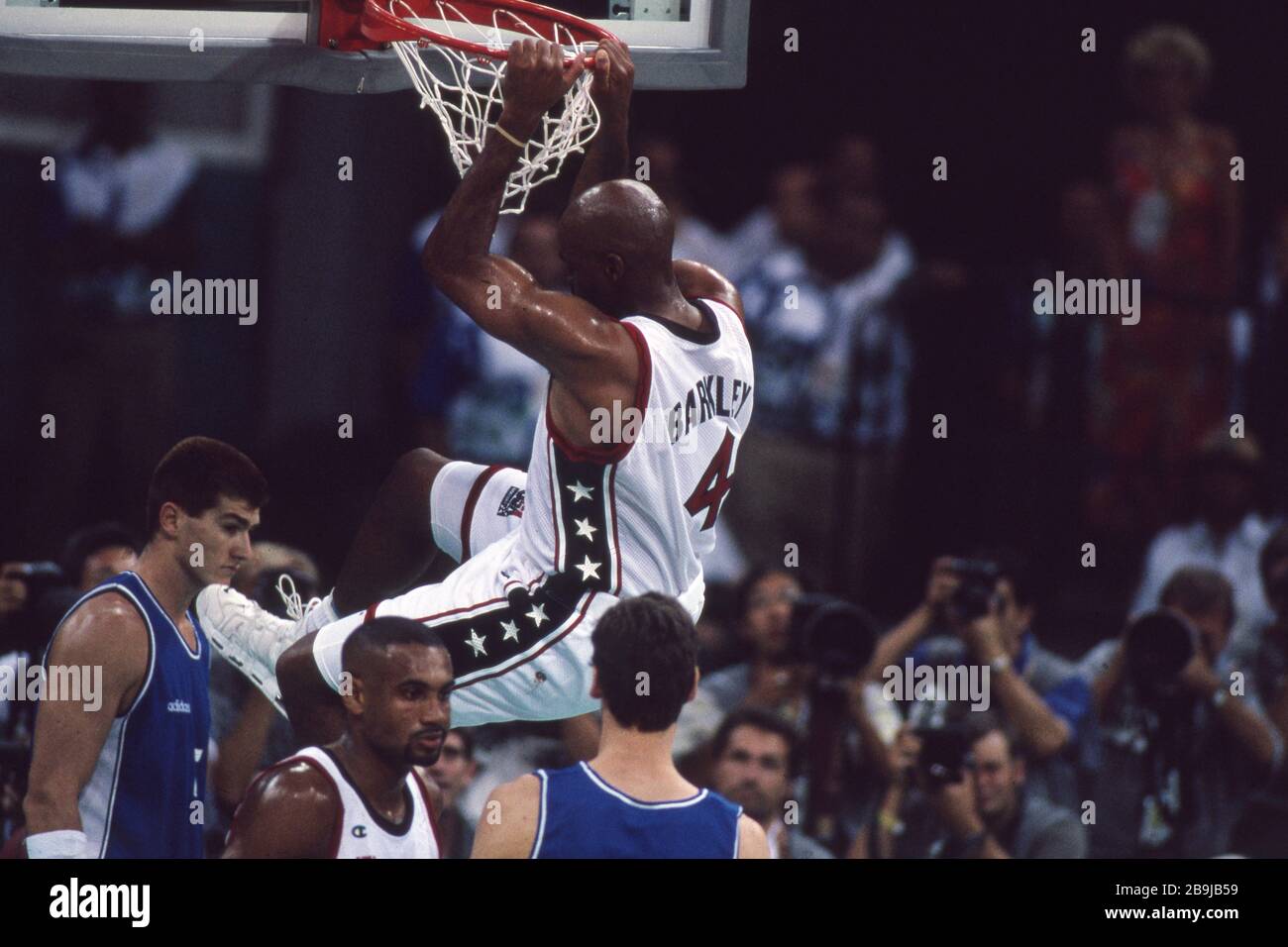 Atlanta, Stati Uniti. Primo: 22 luglio 1996 Sport, basket, uomini, Olimpiadi maschili, Olimpiadi estive, Atlanta, 96, 1996, vecchie immagini, USA vince la medaglia d'oro USA - Argentina 96:68 Charles Wade Barkley, sul paniere, gettando più di 20,000 punti nella NBA, Hall of Fame | Usage Worldwide Credit: 2020 dpa/Alamy Live News Foto Stock