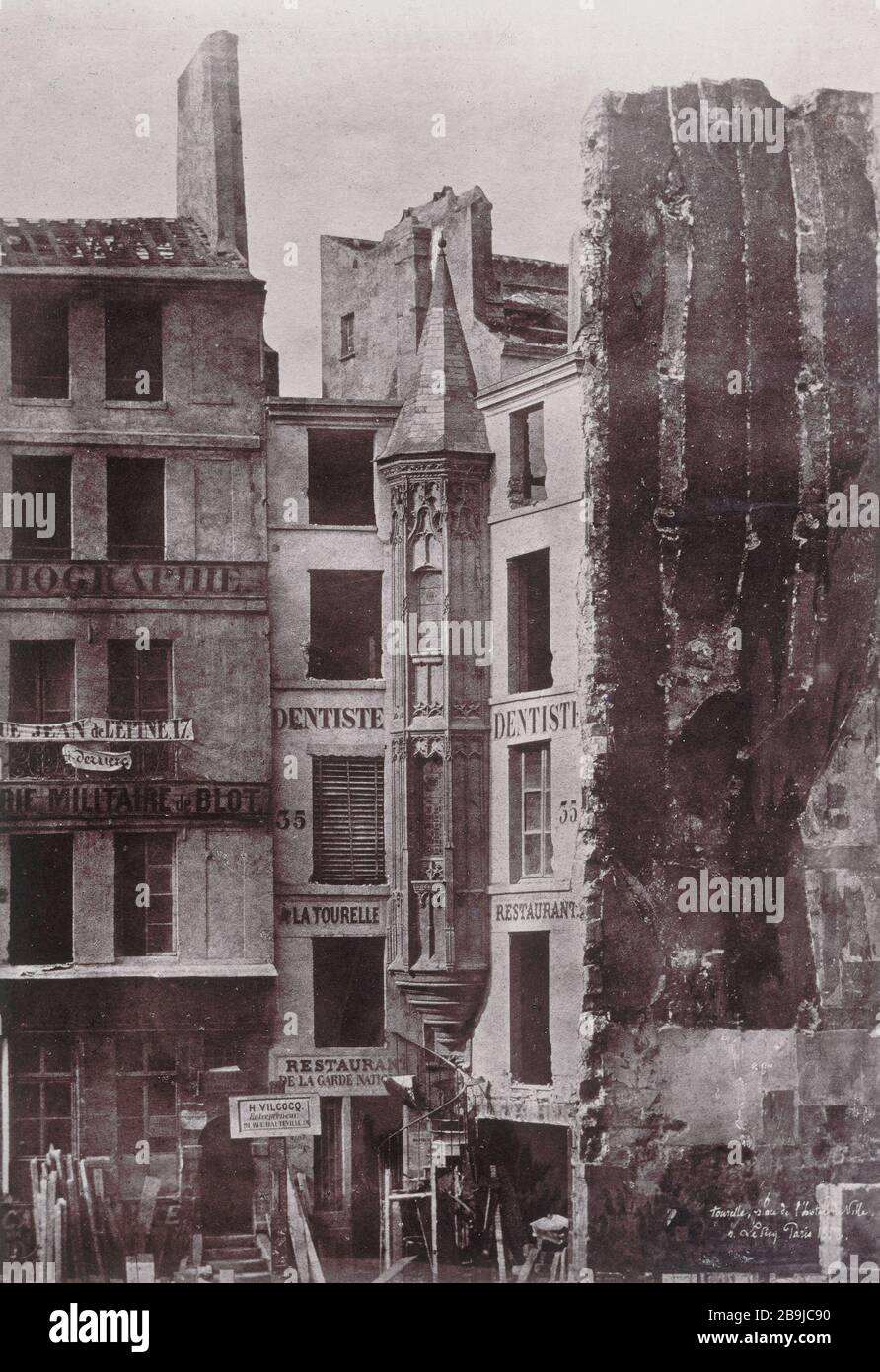 VICINO ALLA TORRE DEL MUNICIPIO Tourelle près de l'Hôtel-de-Ville : riproduzione fotografia d'une immagine d'Henri Lesecq. Parigi (IVème arr.). Photographie de Charles Marville (1813-1879). Parigi, musée Carnavalet. Foto Stock
