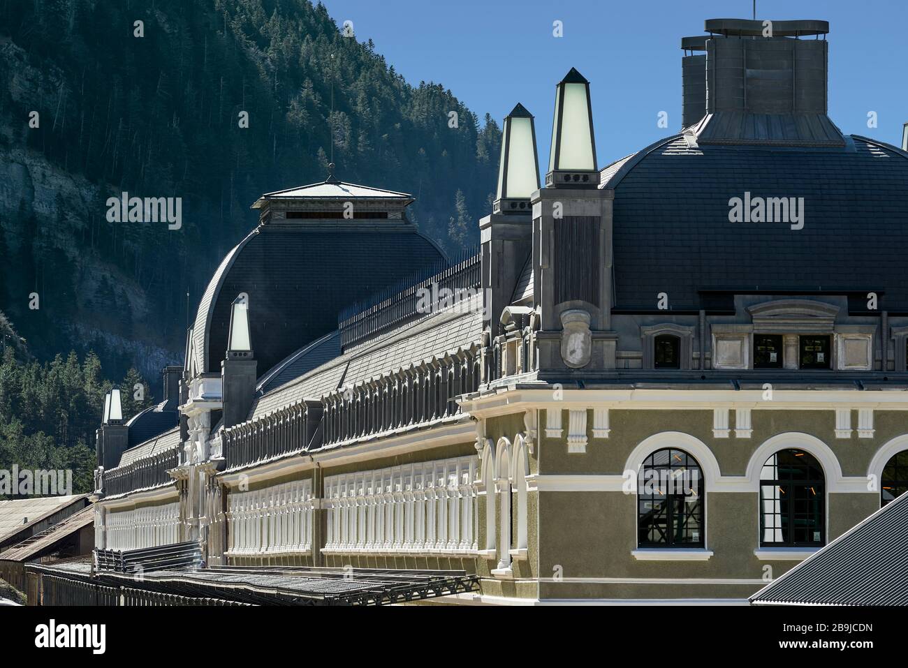 Monumento Stazione ferroviaria del 20 ° secolo nel comune spagnolo di Canfranc, vicino al confine con la Francia. Pozzo di interesse culturale, Spagna. Foto Stock