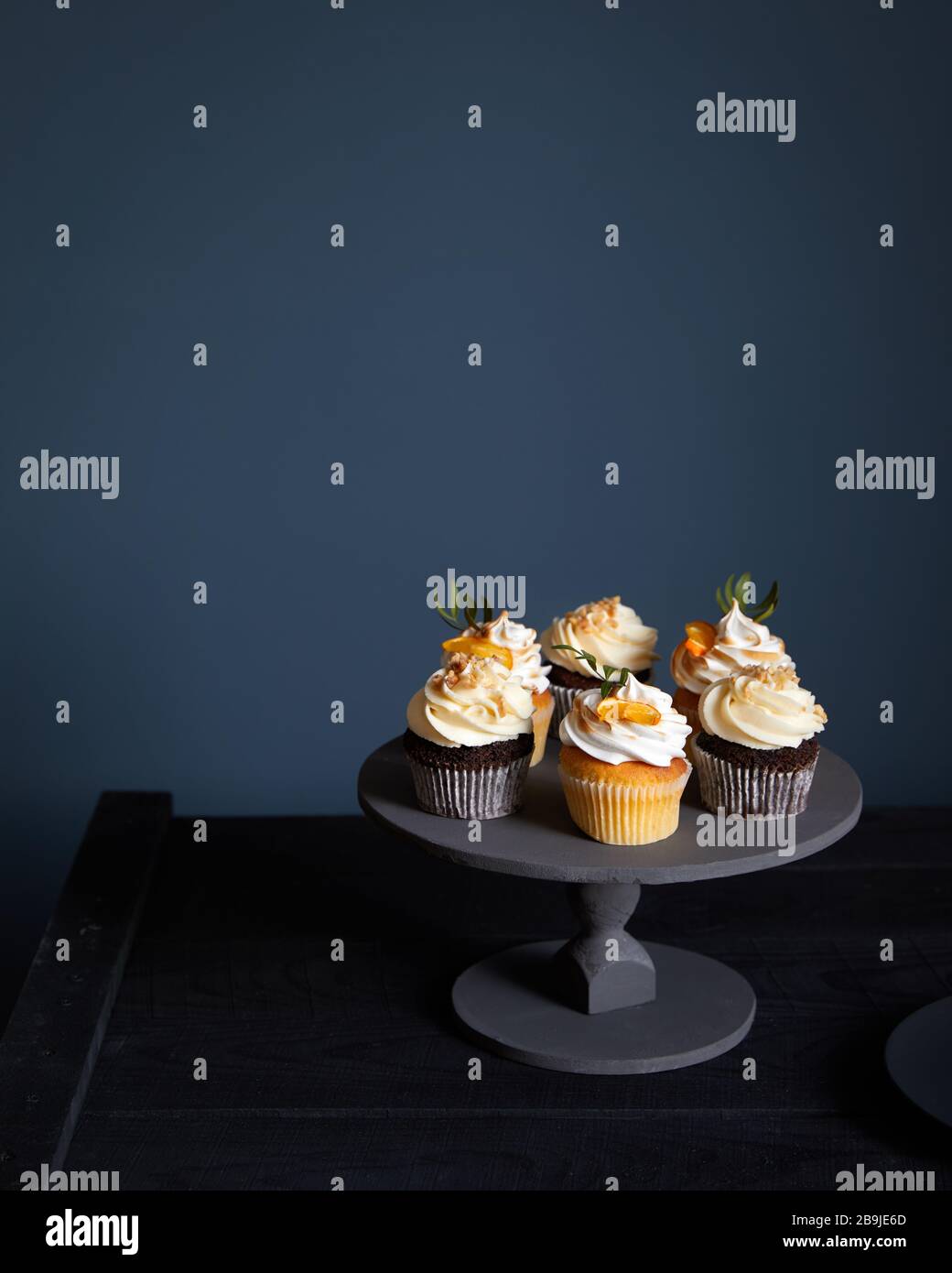 Cupcake al cioccolato e al limone assortiti su sfondo scuro. Spazio libero per il testo Foto Stock