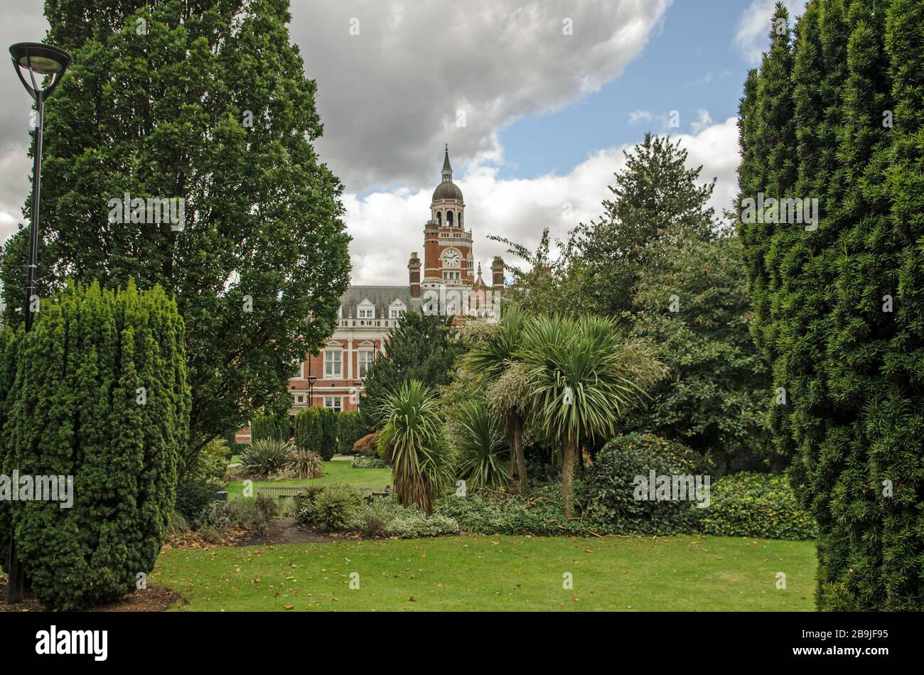 Il tranquillo Queen's Gardens, dominato dal municipio vittoriano che ospita il quartier generale del comune di Croydon nel centro della città in Foto Stock