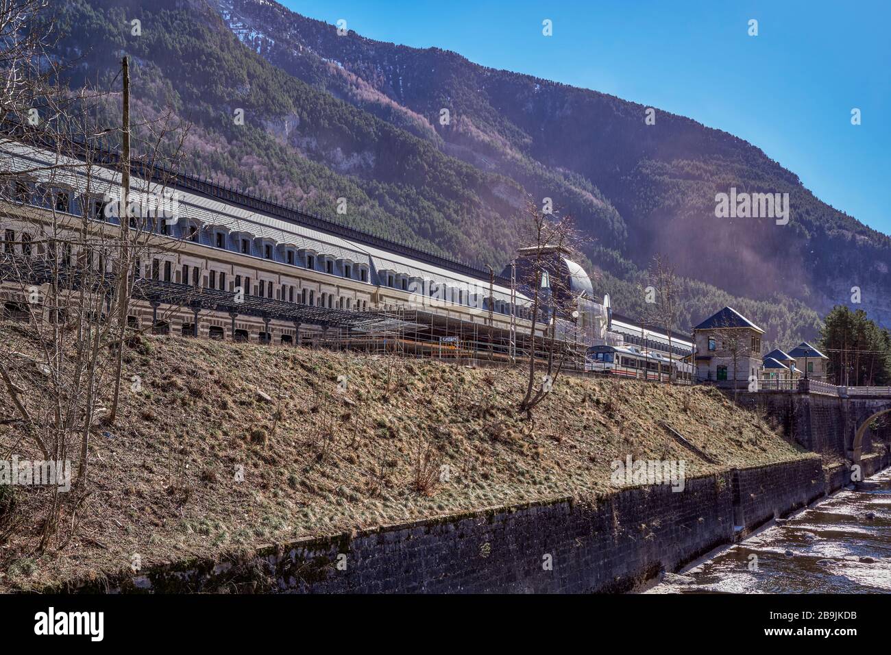 Monumento Stazione ferroviaria del 20 ° secolo nel comune spagnolo di Canfranc, vicino al confine con la Francia. Pozzo di interesse culturale, Spagna. Foto Stock