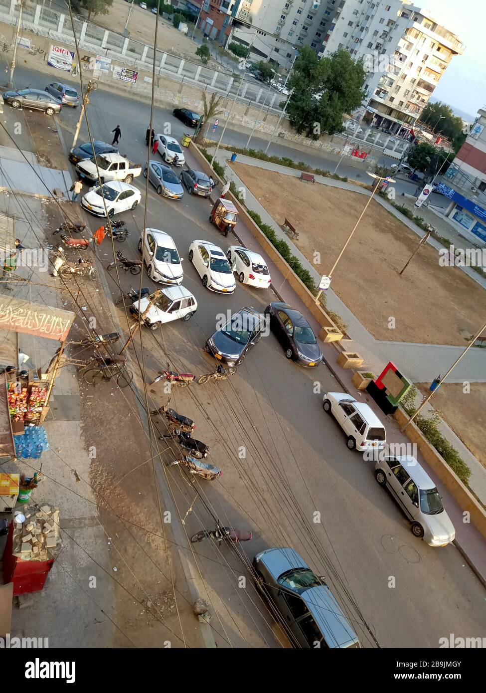 Vista delle strade di Karachi durante il blocco a causa del virus corona Foto Stock